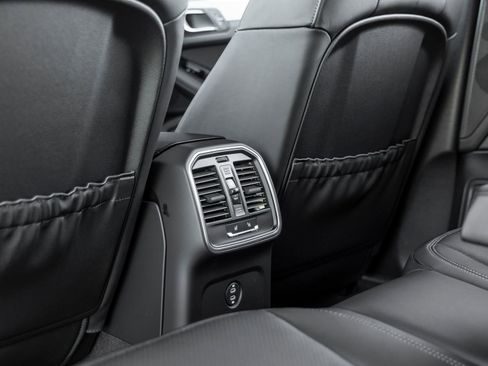 Certified 2026 Porsche Macan AWD/4WD image 37