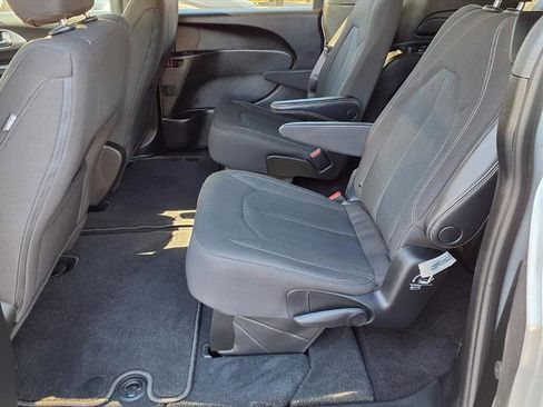 Used 2023 Chrysler Pacifica Touring image 14