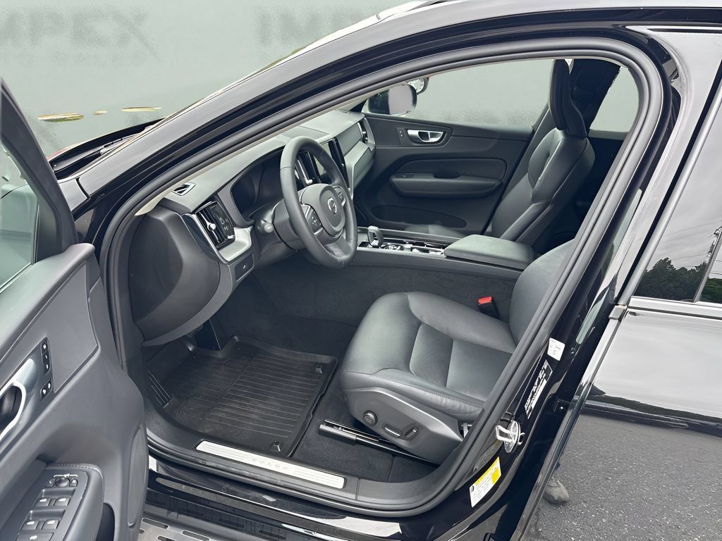 Used 2024 Volvo XC60 B5 Core AWD/4WD image 9