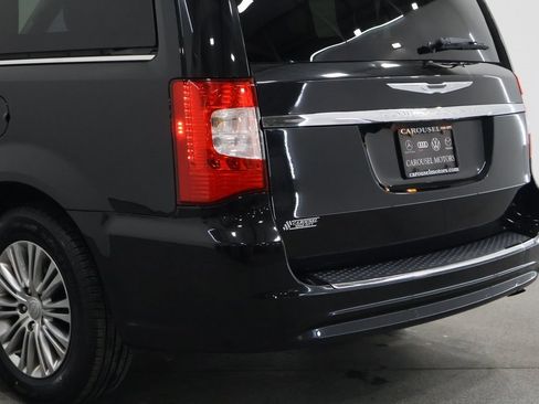 Used 2016 Chrysler Town & Country Touring-L image 10