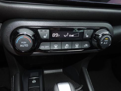Used 2023 Nissan Kicks SR w/ SR Premium Package FWD image 23