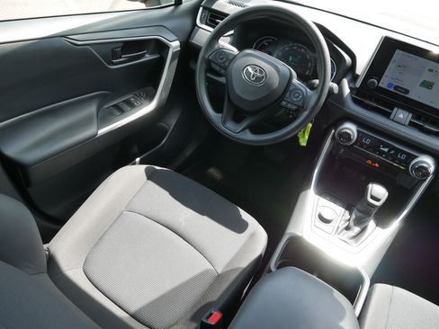 Used 2024 Toyota RAV4 LE AWD/4WD image 9