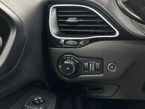 Used 2019 Jeep Cherokee Latitude Plus image 38