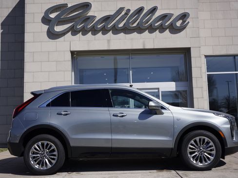 Used 2025 Cadillac XT4 Premium Luxury image 3