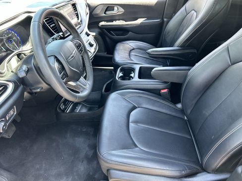 Used 2025 Chrysler Pacifica Select FWD image 18