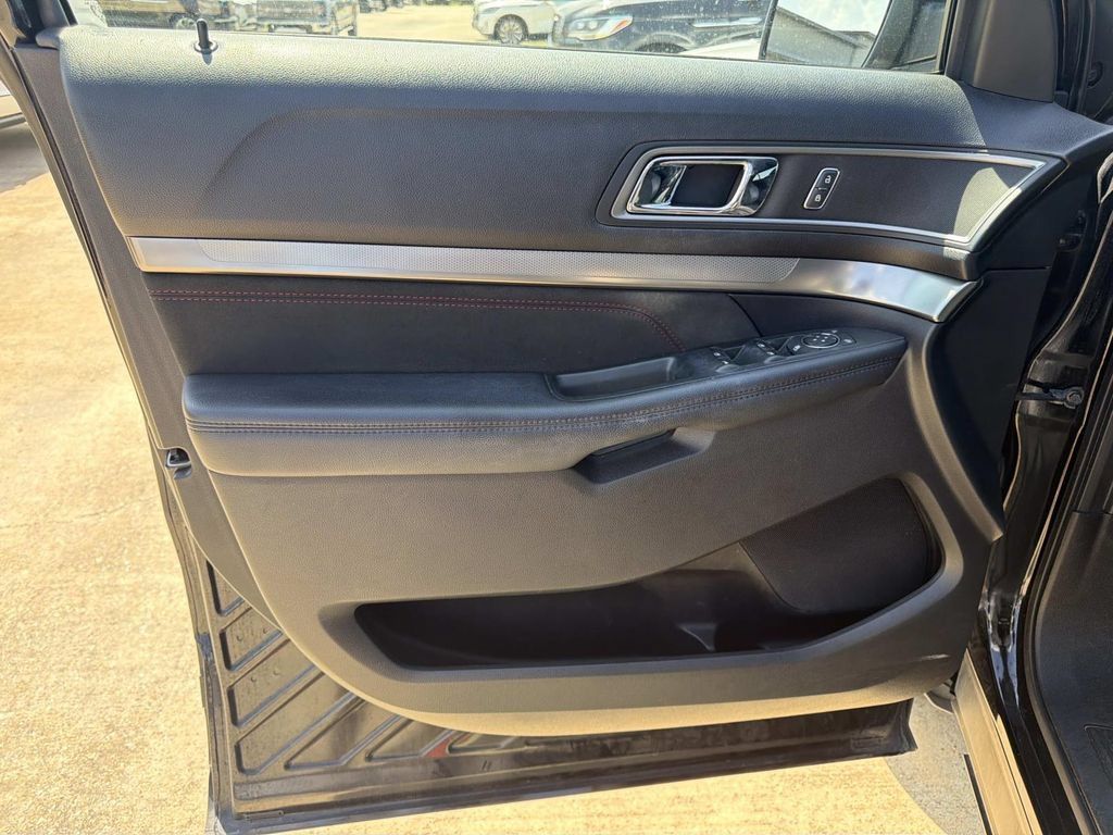 Certified 2019 Ford Explorer XLT w/ Equipment Group 202A FWD image 22