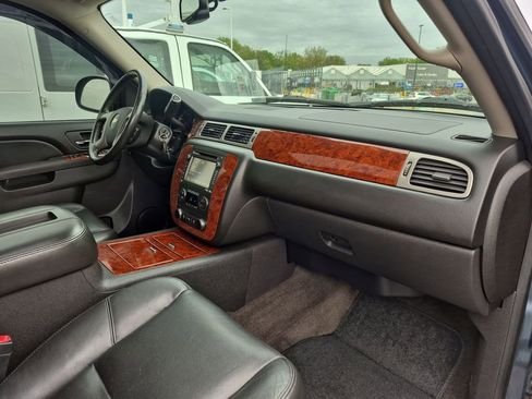 Used 2012 Chevrolet Avalanche LTZ AWD/4WD image 30