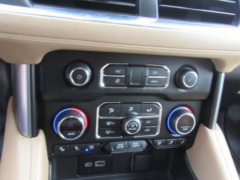 Used 2024 Chevrolet Suburban Premier image 25