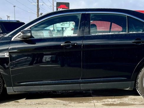 Used 2018 Ford Taurus SHO image 3