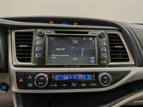 Used 2019 Toyota Highlander XLE AWD/4WD image 40