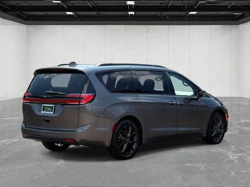 Certified 2022 Chrysler Pacifica Touring-L w/ S Appearance Package FWD image 5