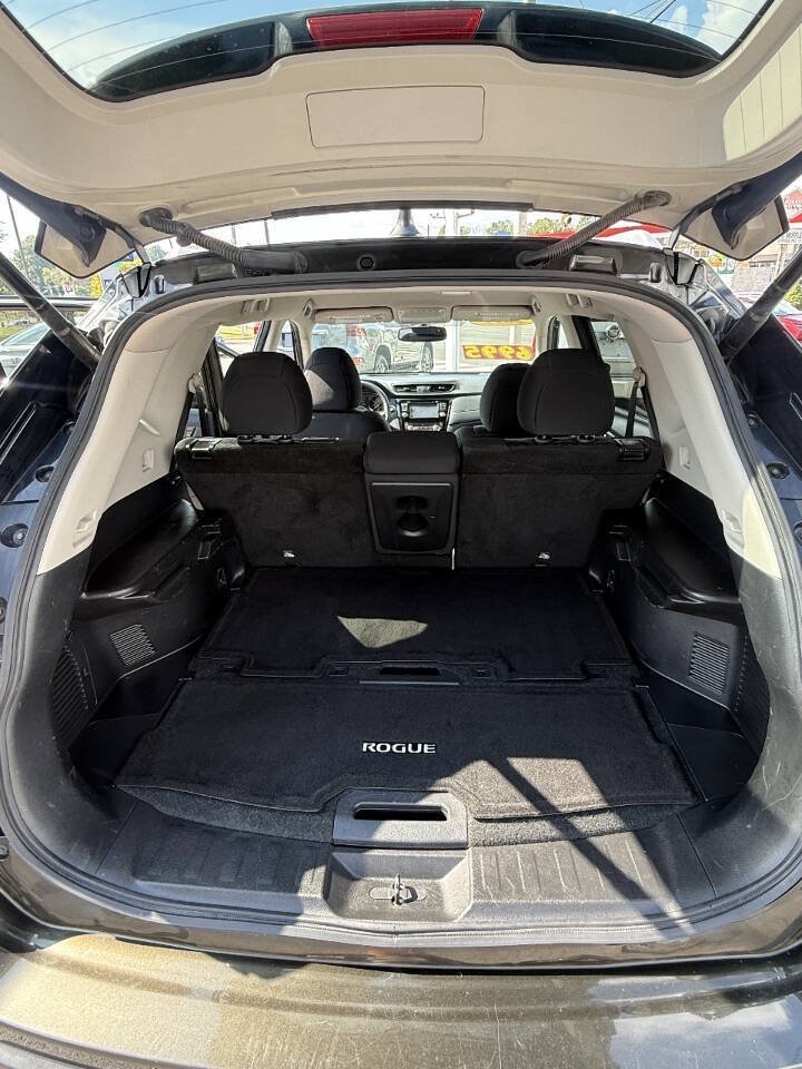 Used 2017 Nissan Rogue SV w/ SV Premium Package AWD/4WD image 9