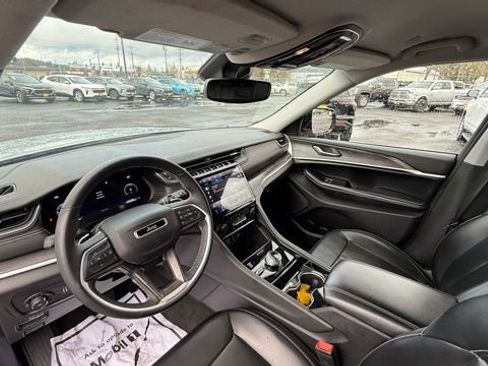 Used 2023 Jeep Grand Cherokee Limited image 17