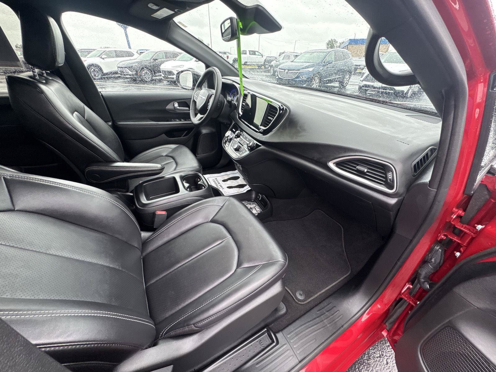Used 2025 Chrysler Pacifica Select FWD image 15