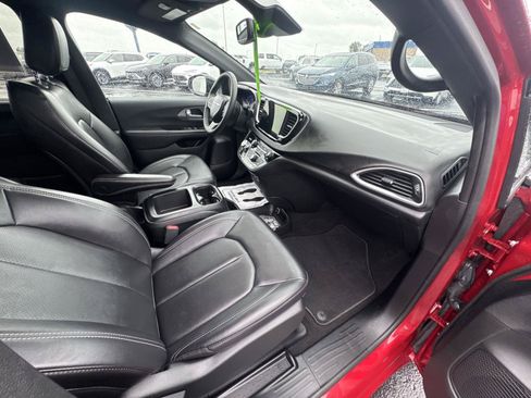 Used 2025 Chrysler Pacifica Select FWD image 15
