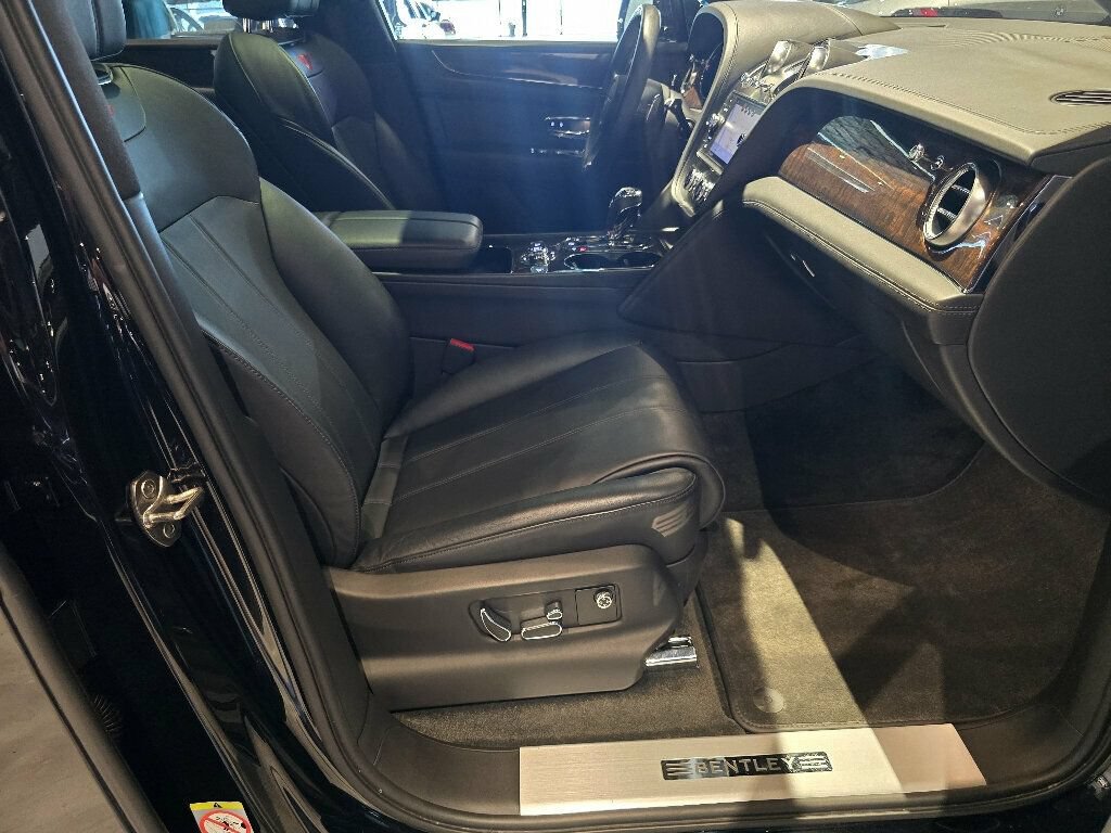 Used 2019 Bentley Bentayga AWD/4WD image 31