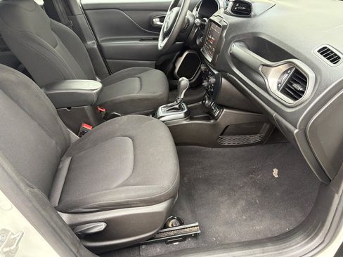 Used 2023 Jeep Renegade Latitude image 12