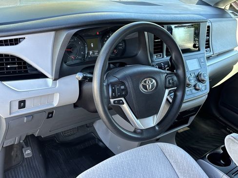 Used 2017 Toyota Sienna LE image 14