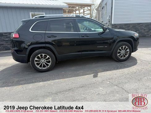 Used 2019 Jeep Cherokee Latitude Plus w/ Cold Weather Group AWD/4WD image 4