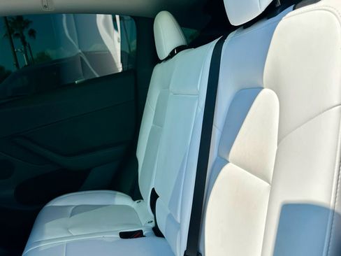 Used 2022 Tesla Model Y Long Range image 7