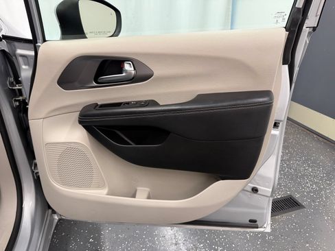 Used 2023 Chrysler Pacifica Touring-L FWD image 7
