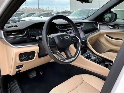 Used 2023 Jeep Grand Cherokee Limited w/ Luxury Tech Group II AWD/4WD image 16