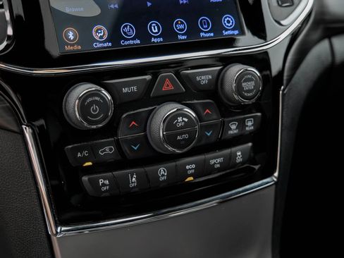 Used 2020 Jeep Grand Cherokee Altitude RWD image 28
