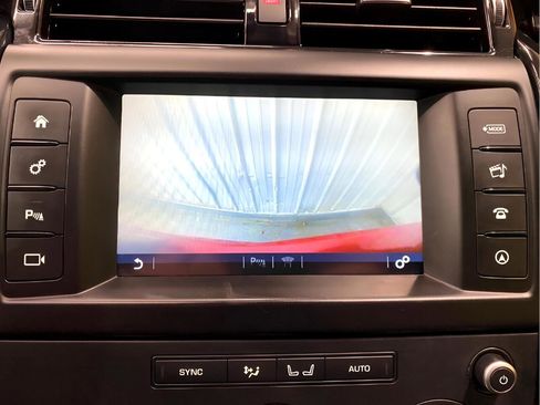 Used 2017 Land Rover Discovery SE image 16