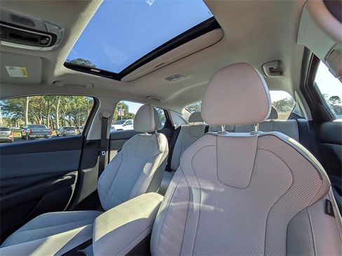Used 2023 Hyundai Elantra Limited image 19