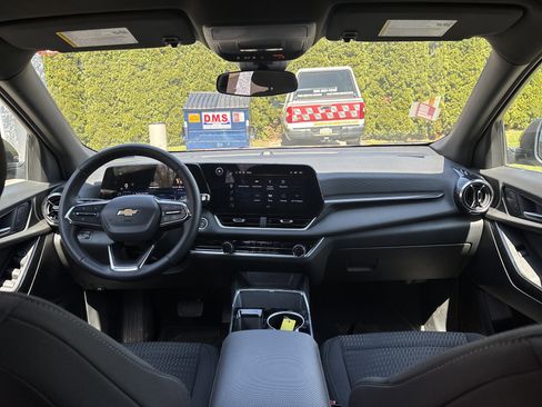 Used 2025 Chevrolet Equinox LT AWD/4WD image 15