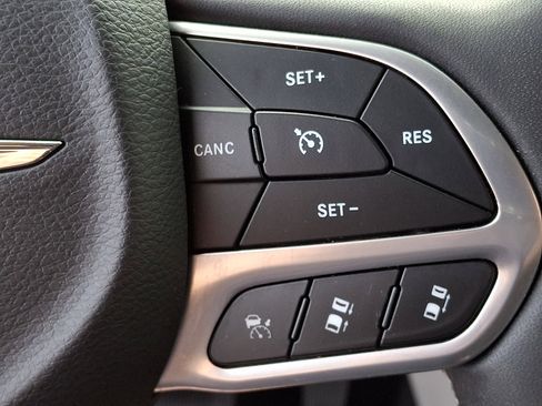 Used 2023 Chrysler Pacifica Touring-L FWD image 22