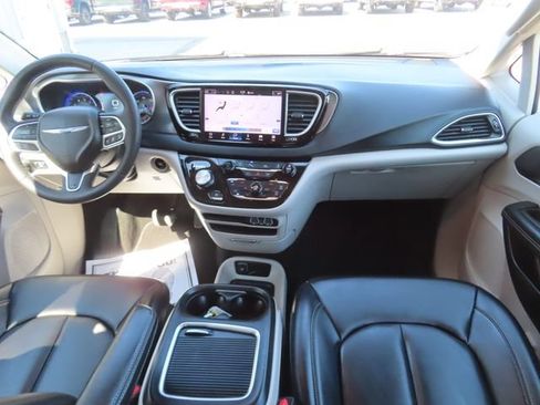 Used 2023 Chrysler Pacifica Touring-L FWD image 24