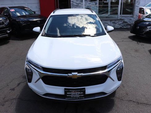 Used 2025 Chevrolet Trax LT FWD image 9
