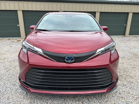 Used 2025 Toyota Sienna XLE image 9