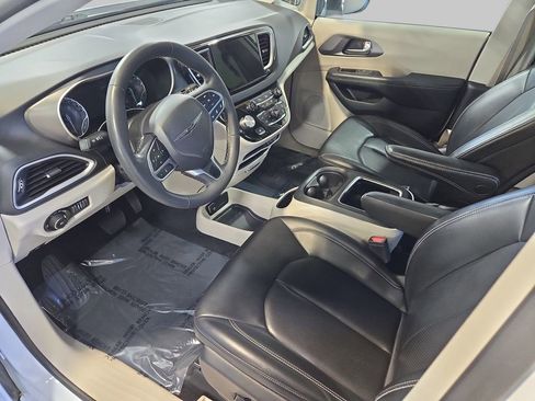 Used 2023 Chrysler Pacifica Touring-L FWD image 19