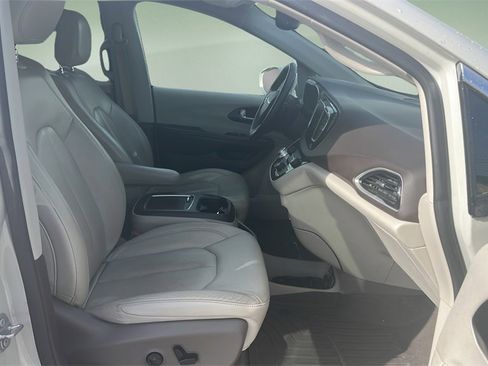 Used 2020 Chrysler Pacifica Touring-L Plus w/ Advanced Safetytec Group image 15