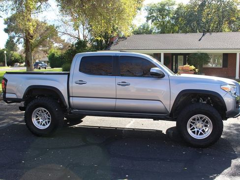 Used 2017 Toyota Tacoma TRD Off-Road image 45