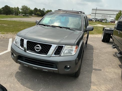 Used 2008 Nissan Pathfinder SE w/ Premium Pkg AWD/4WD image 2
