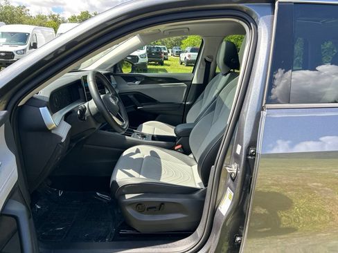 Certified 2025 Volkswagen Tiguan SE w/ Panoramic Sunroof Package AWD/4WD image 15