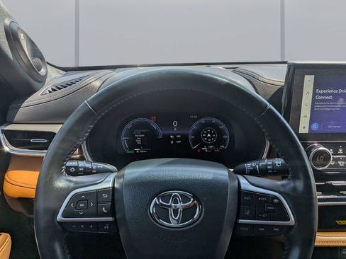 Used 2023 Toyota Highlander Platinum FWD image 34