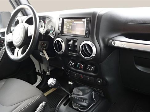 Used 2016 Jeep Wrangler Unlimited Rubicon w/ Connectivity Group image 17
