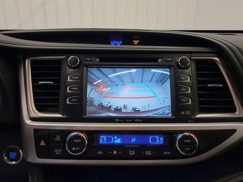 Used 2017 Toyota Highlander SE FWD image 25