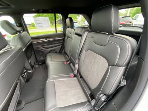 Used 2026 Jeep Grand Cherokee Altitude AWD/4WD image 12