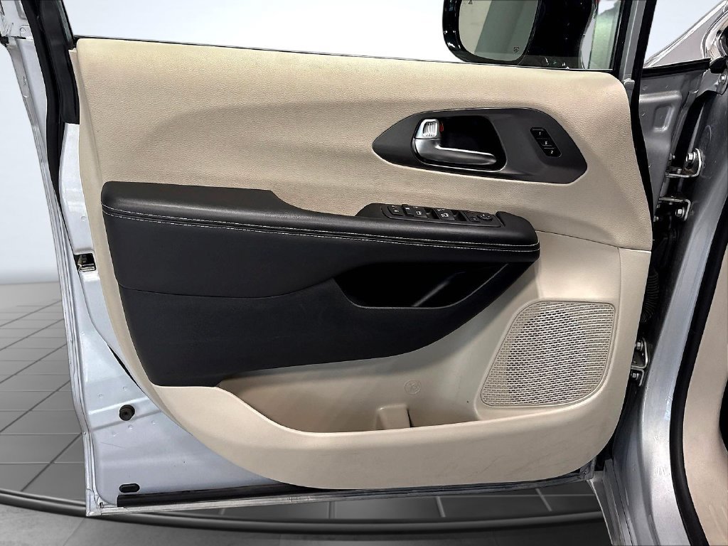 Used 2024 Chrysler Pacifica Touring-L FWD image 21