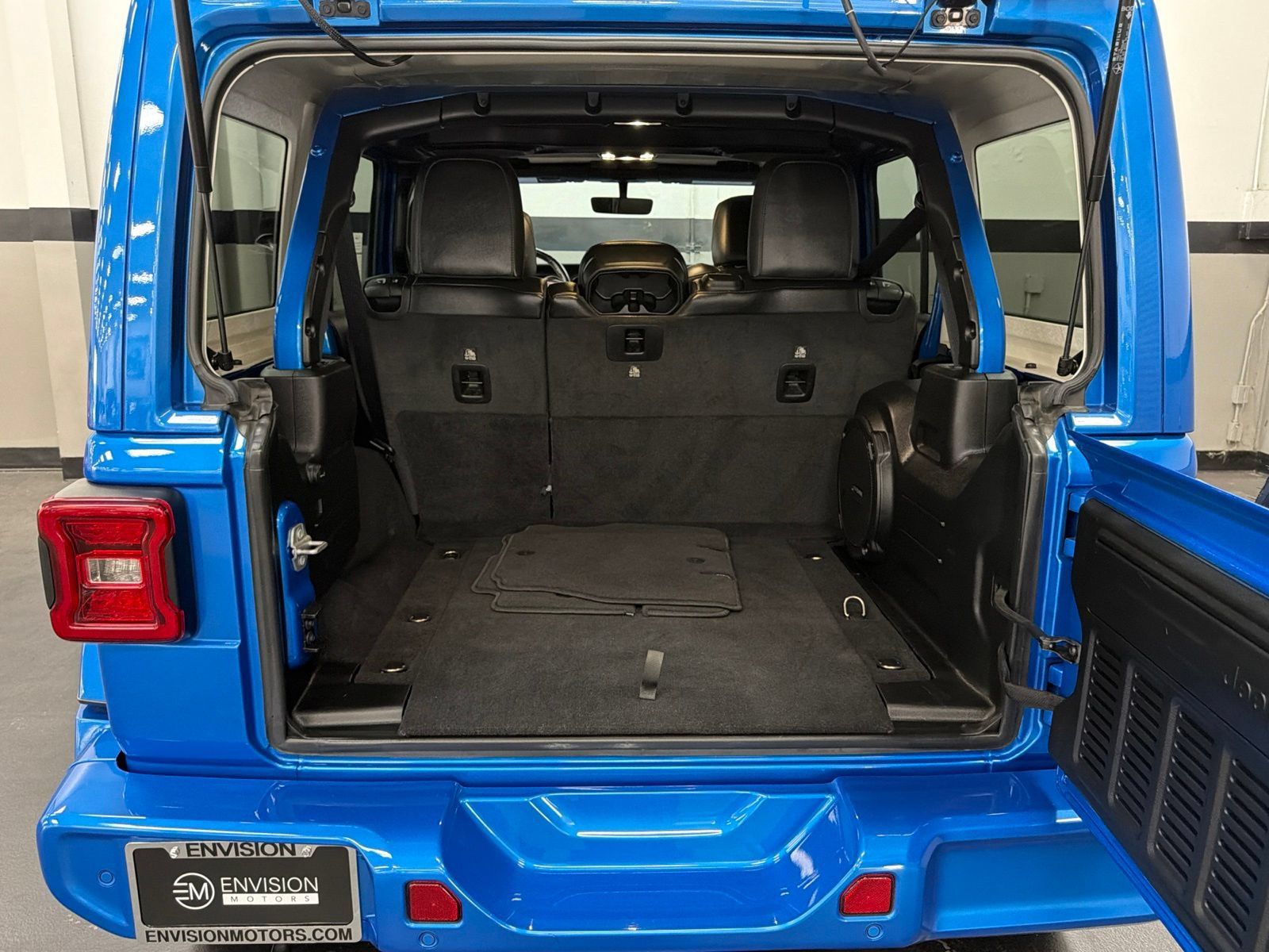 Used 2023 Jeep Wrangler Unlimited Sahara AWD/4WD image 16