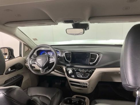 Used 2022 Chrysler Pacifica Touring-L image 16