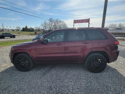 Used 2022 Jeep Grand Cherokee Laredo X image 3