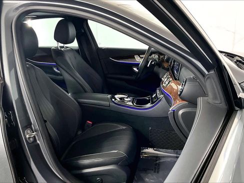 Used 2017 Mercedes-Benz E 300 4MATIC image 7