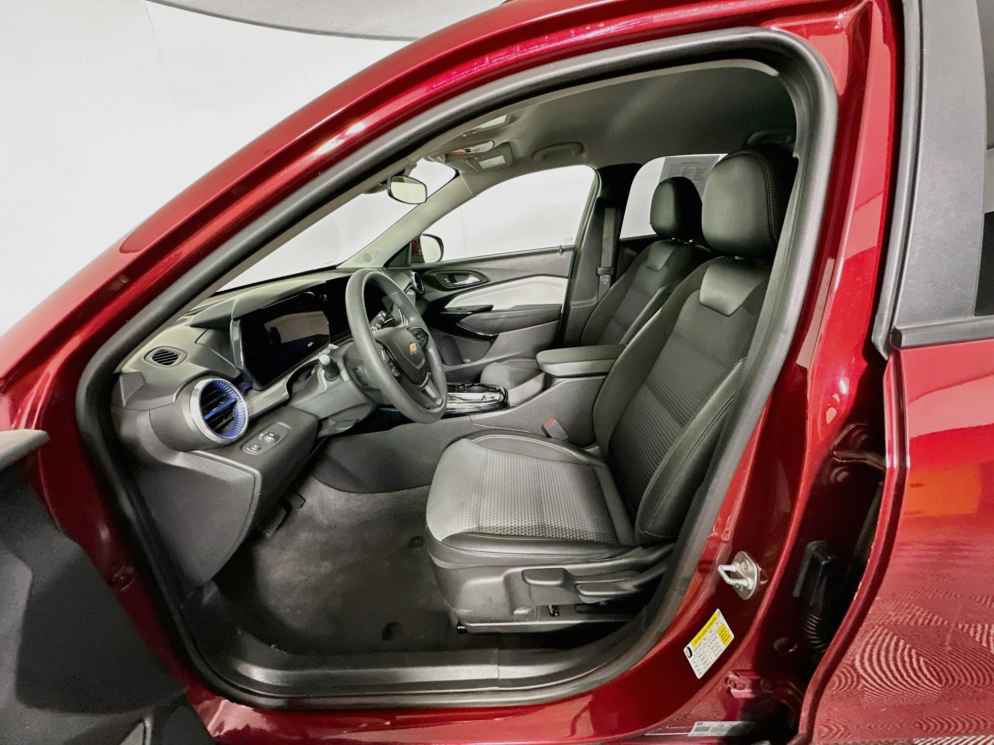 Used 2025 Chevrolet Trax LT FWD image 13