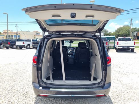 Used 2022 Chrysler Pacifica Limited AWD/4WD image 8